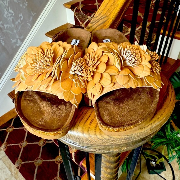 NOT RATED ladies slip on sandal NWOT 8 1/2 brand new never worn tan soft flowers - Picture 2 of 13